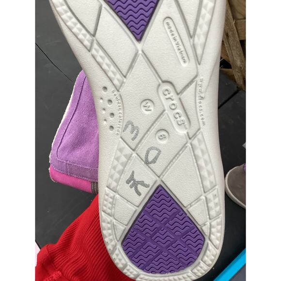 NWT Crocs Adela Fold over Fuzz booties multicolor faux fur lining size-W6 22CM - Picture 5 of 6